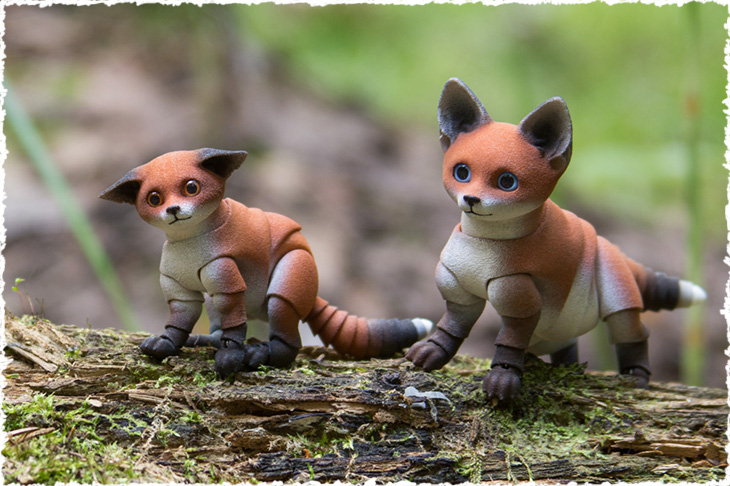 Two little BJD foxes by Walloya Morring on the tree.